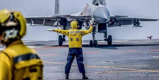 歼-15舰载机在辽宁舰上起飞、调度。