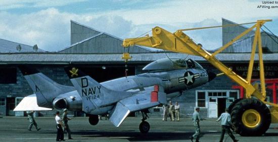VF-124中队一架塌了前起落架的F7U-3