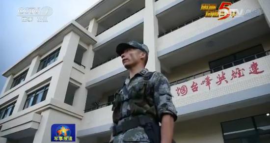 该旅官兵在转移驻地前向原驻地告别