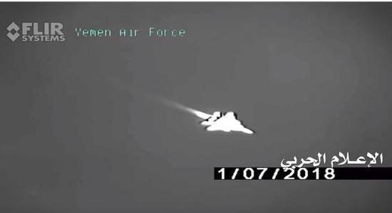 红外监视镜头中看到的F-15战斗机影像