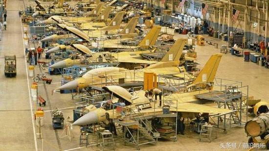 资料图:F-16战机生产线