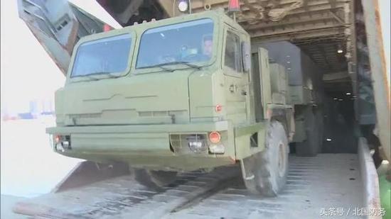 BAZ-69092-021卡车运载物资和S-400的发电模块单元登岸