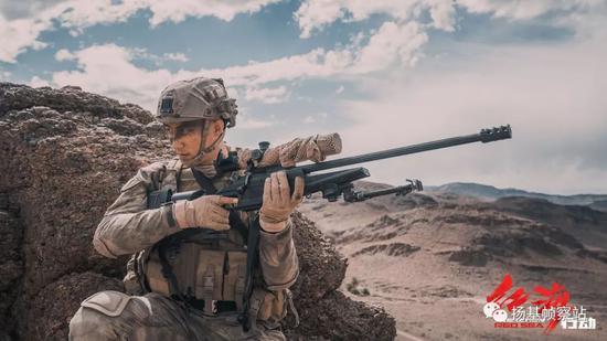 手持Blaser R93 Tactical狙击步枪的狙击手顾顺,与观察手李懂在战斗中一起成长