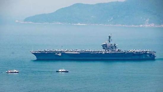 图为3月5日,美国卡尔文森号航母驶入越南的岘港,这是越南战争结束43年后美国军舰首次大规模的访越。
