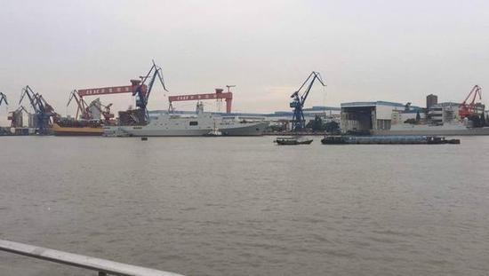 下水时的071型5号舰