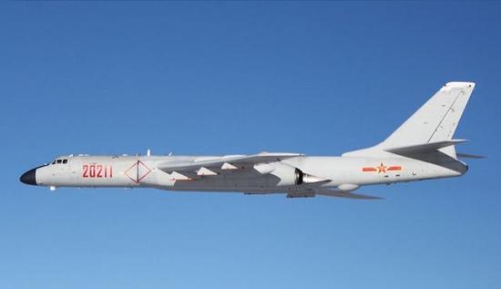 图为中国H6K在东海上空飞行的照片