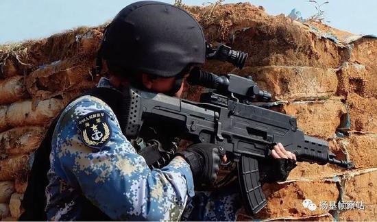 海军陆战队特种兵使用QTS-11,此图“炮闩”位置更加清楚