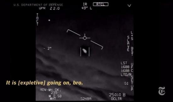 美国海军F/A-18战斗攻击机2004年曾在加州圣地亚哥外海录下UFO视频,该飞行物移动时会一边旋转还能以高速移动。(视频截图)