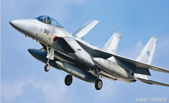 经过形态2改进的F-15J进气口两侧增加了综合电子战鼓包