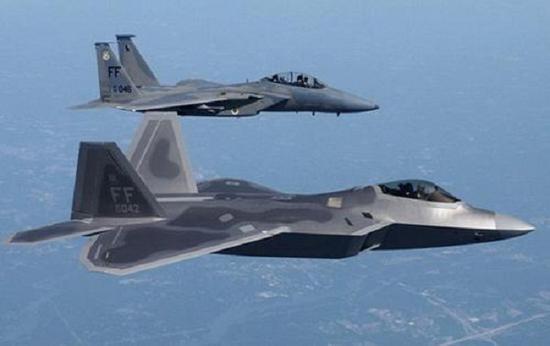 F-22和F-15C进行配合作战,提高网络中心战能力是F-22升级重要方向