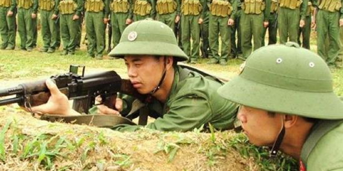 越南军队到现在都没有普及钢盔 仍青睐这款木