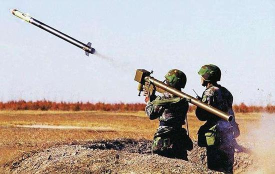 FN-6便携防空导弹发射瞬间