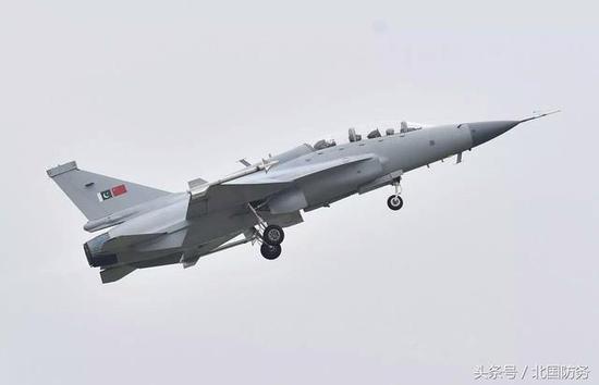 △JF-17B双座教练机也是今年“枭龙”取得的一大成绩