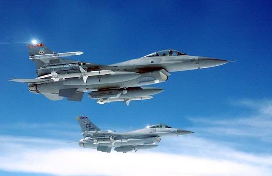 携带ALQ131和哈姆的F-16CJ
