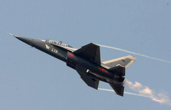 图片:教练-10高级教练机使用的马达西奇厂AI-222K-25F发动机,实现了超音速飞行。