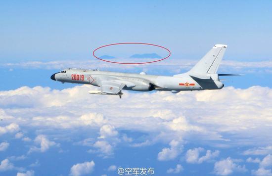 图片:轰-6K战略轰炸机与玉山的合影成为了军迷们津津乐道的事情。