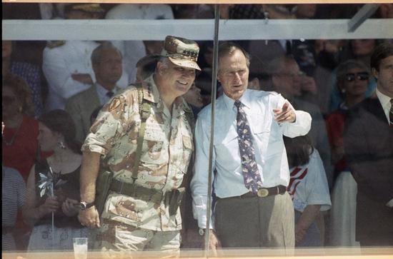 1991年6月,老布什出席阅兵式