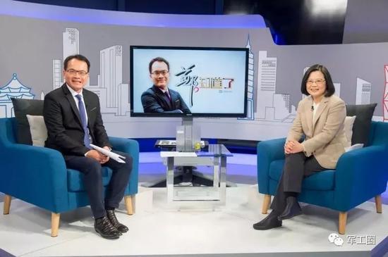 台湾亲绿主持人郑弘仪(左)与蔡英文在节目中。