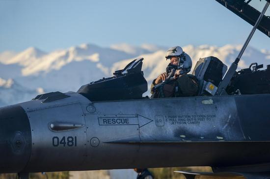 F-16飞行员颈椎病发病率比其他机型飞行员高