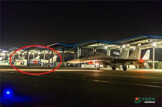 东海舰队苏-30MK2战机与歼-10A战机(圆圈内)同场进行夜间飞行训练。