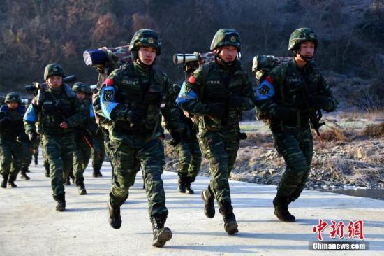 三峡武警开展“魔鬼周”训练,特战官兵负重30公斤进行训练。 游杰 摄