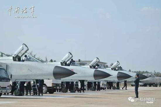此图摄于南海舰队航空兵某部装备歼-8DH的时候,注意远处的歼教-6
