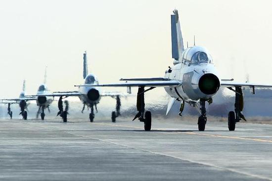 西部战区空军歼-7战机机队。