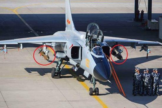 歼轰-7A战斗轰炸机的载弹量在中国空军战机中是很不错的。