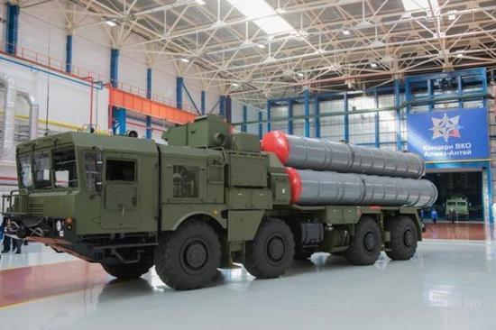 图片:据称将交付中国的使用MZKT 5P85SM2型发射车的S-400地空导弹系统。