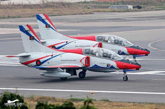 孟加拉国空军装备的K-8教练机。