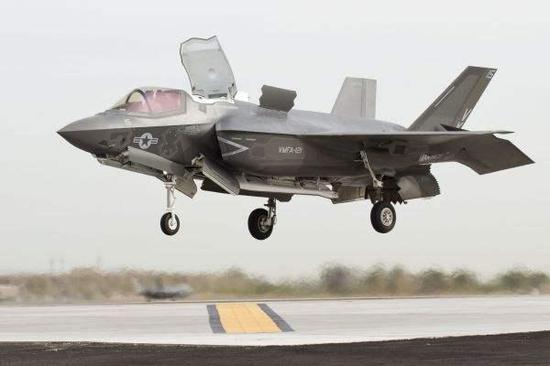 美F-35B舰载机