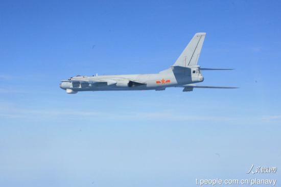 中国海军轰-6G轰炸机。