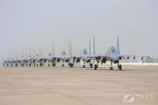 东部战区空军航空兵某旅苏-30机群“大象漫步”,整洁的军容军貌让人十分震撼