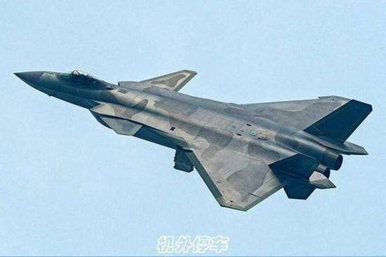 图说:不规则迷彩式涂装