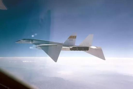 图片:同样科幻的美国XB-70战略轰炸机。