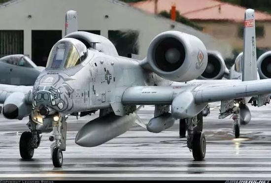 △A-10攻击机皮实、耐用、省钱却“惹人嫌”