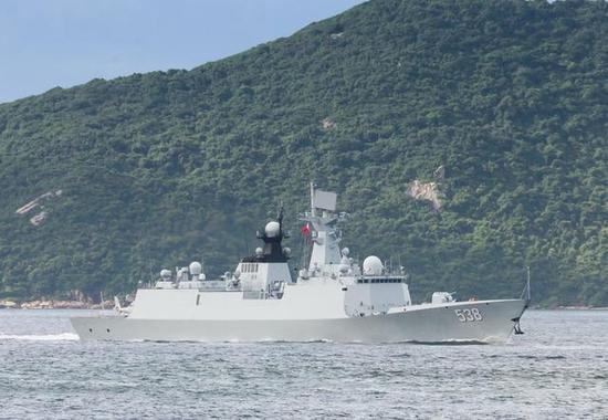 (停靠香港的“烟台舰”)