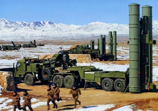 图片:中国空军装备的S-300PMU2地空导弹,使用半挂拖车。