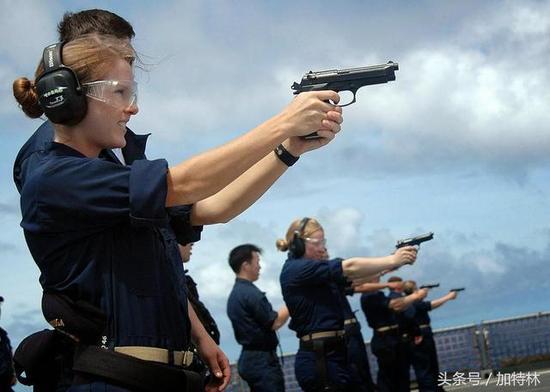 美国海军女兵在舰艇上进行射击训练