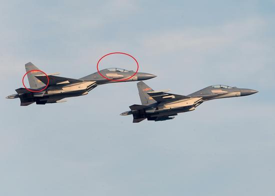 1架西部战区空军歼-16(左)和1架空军飞训基地歼-16。新华社照片。