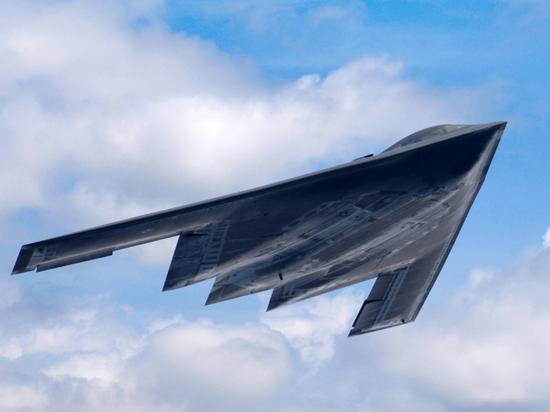 B-2毕竟设计年代较早,面对新的反隐身技术,并非无懈可击