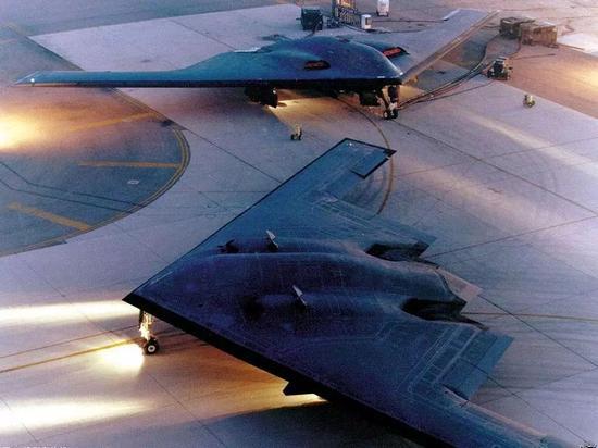 B-2“幽灵”隐身战略轰炸机