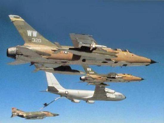 美军战机能得到空中加油、电子压制的保障