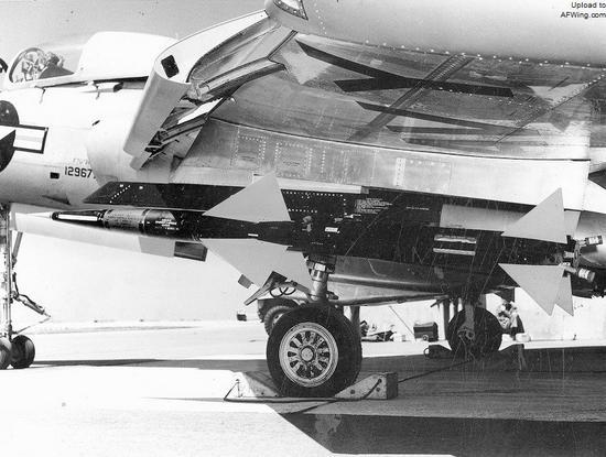 挂载AIM-7“麻雀”空空导弹的F7U-3M