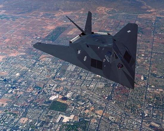 对于F-117\B-2这类机动性很差的空中目标,米波雷达引导地空导弹攻击还有一定的可行性,尤其是本身自卫电子设备也很少的F-117,更是会有相当的机会