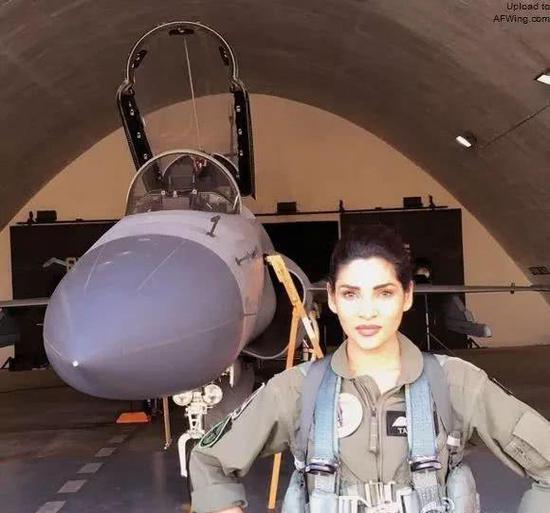 JF-17与巴基斯坦空军女飞行员