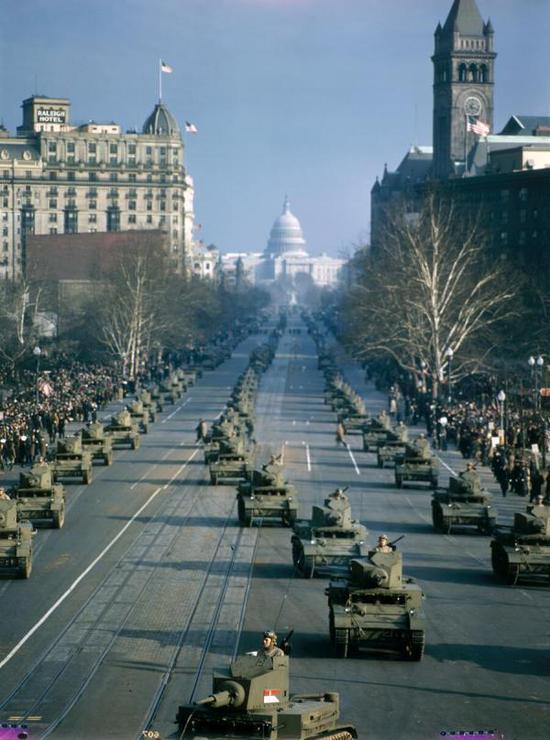 ▲1947年,打赢了二战的美国大兵驾驶着数百辆坦克通过华盛顿街头