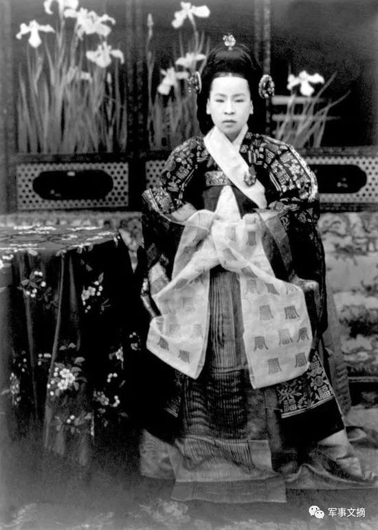 甲午战争后,失势的闵妃欲联俄抗日,因败露而被日本人杀死