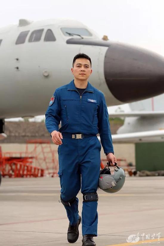 南部战区空军某轰炸机团团长刘锐。
