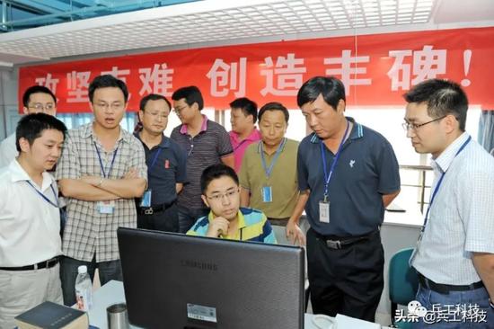 歼-20总设计师杨伟院士与成飞所的技术人员们在歼-20飞机设计现场技术攻关,解决问题